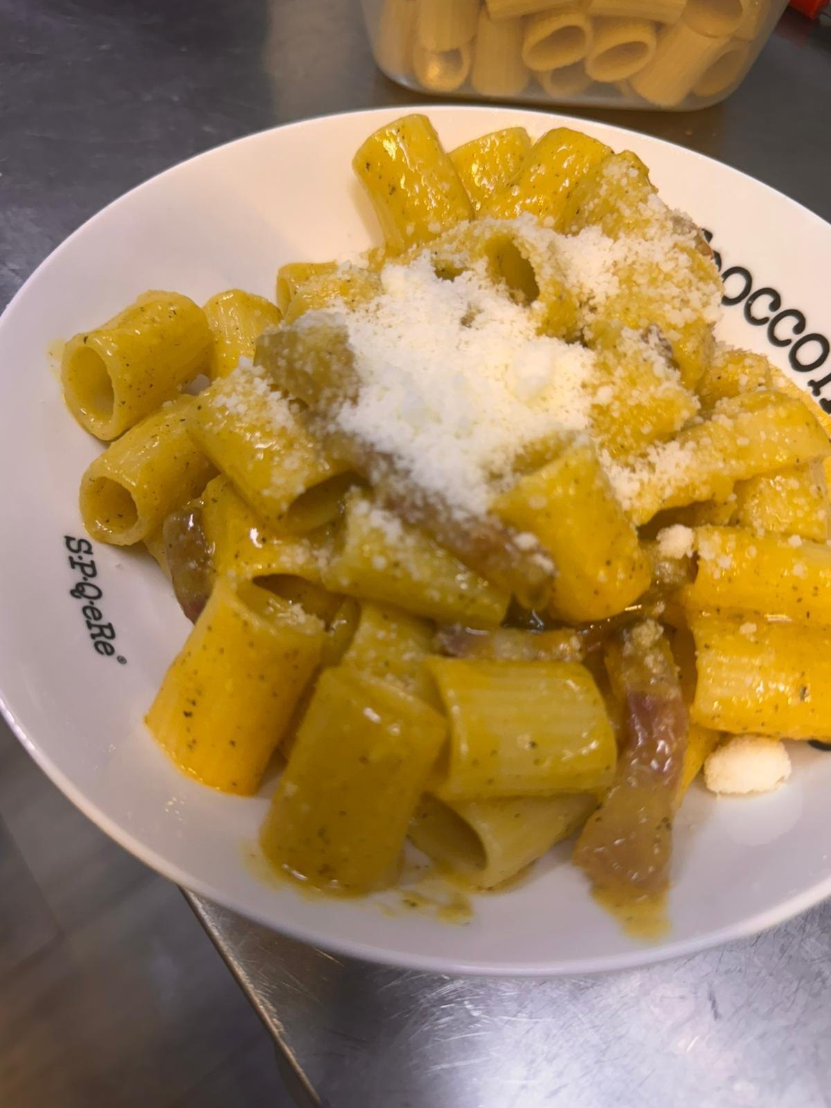 Rigatoni alla gricia con guanciale e pecorino serviti al ristorante a La Caletta