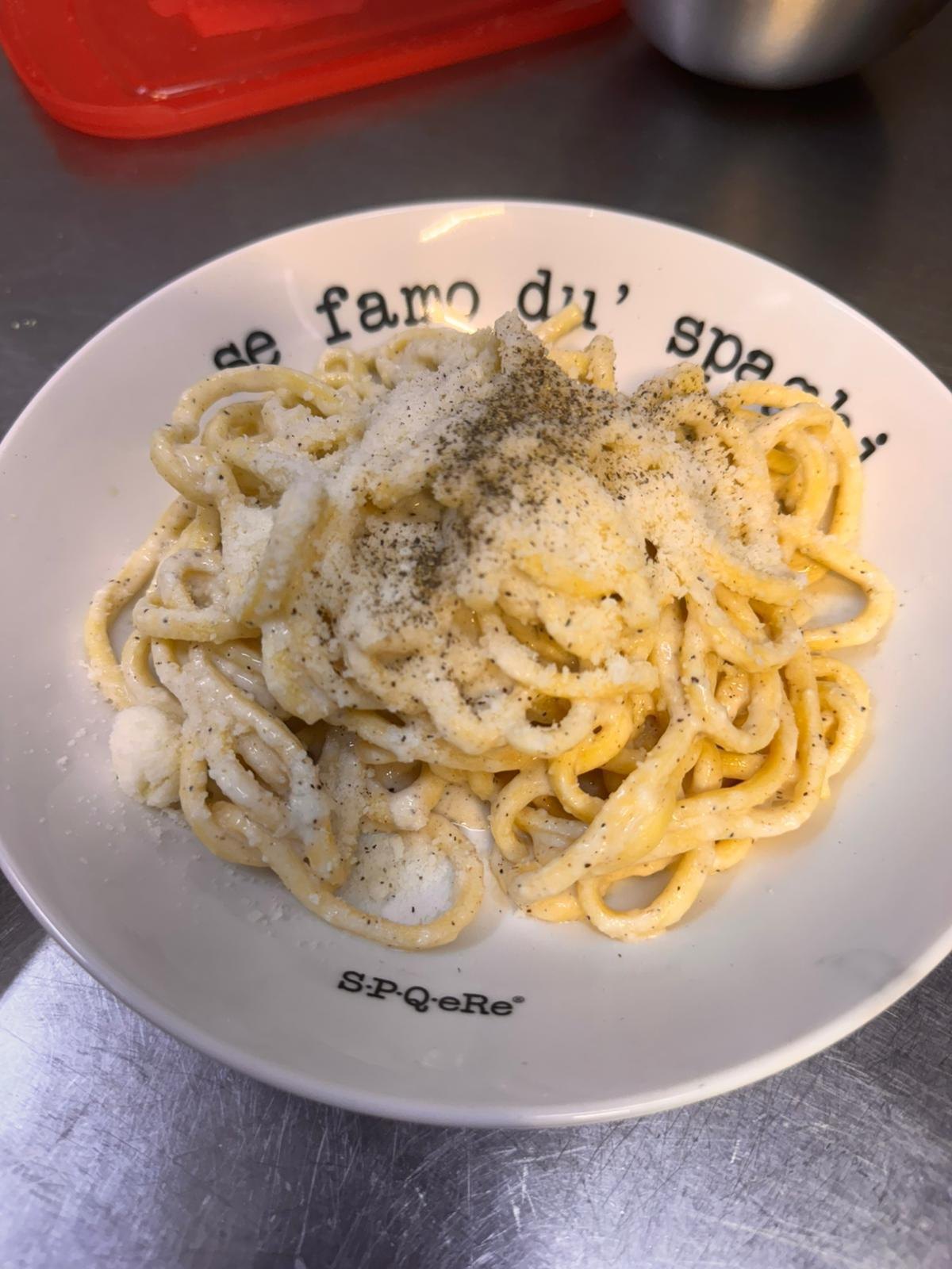 Tonnarelli cacio e pepe preparati secondo la ricetta romana