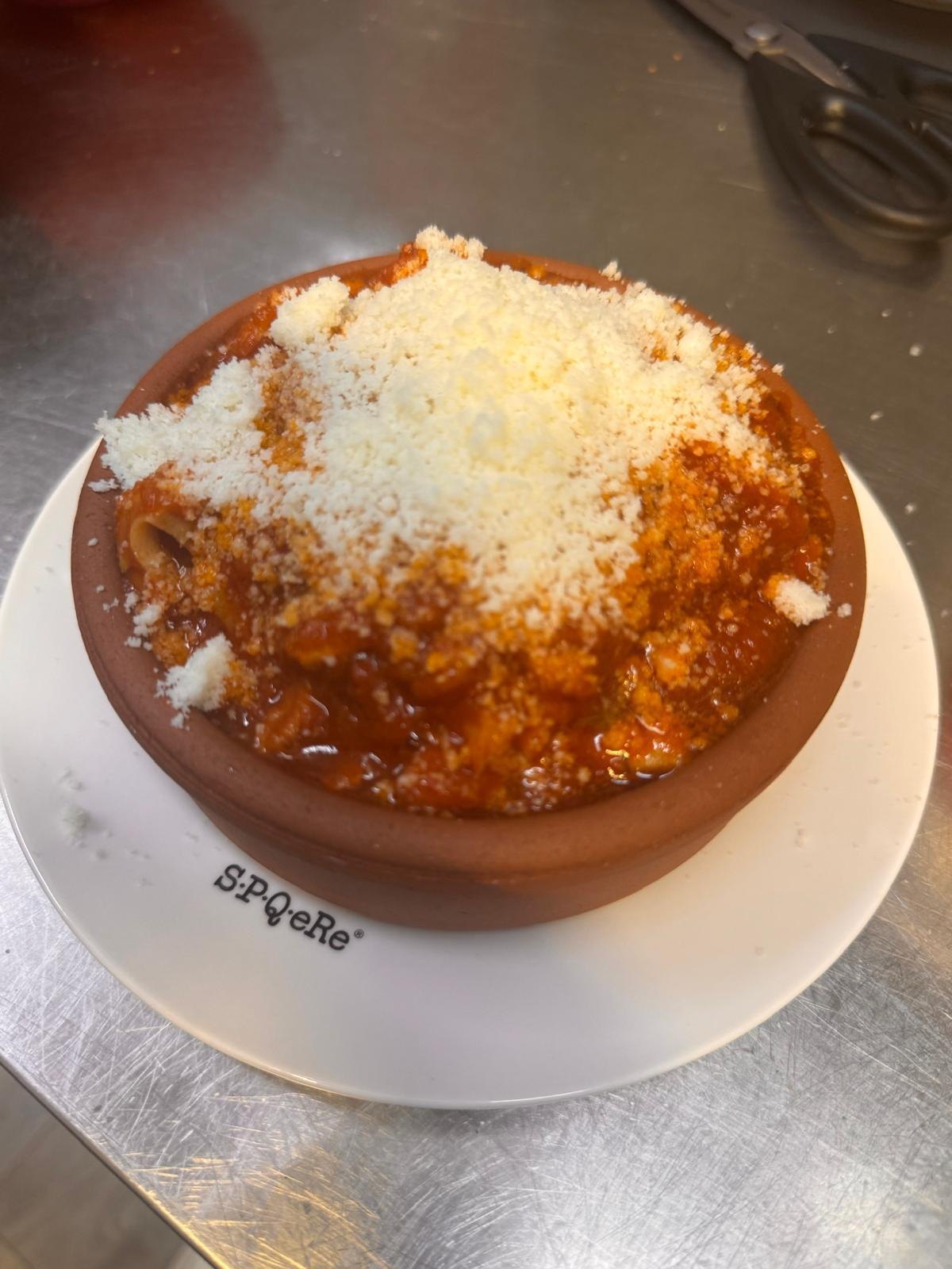 Rigatoni all'amatriciana serviti nel coccio di terracotta
