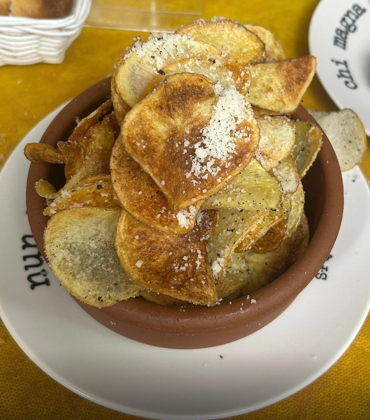 Patate croccanti con pecorino servite come antipasto