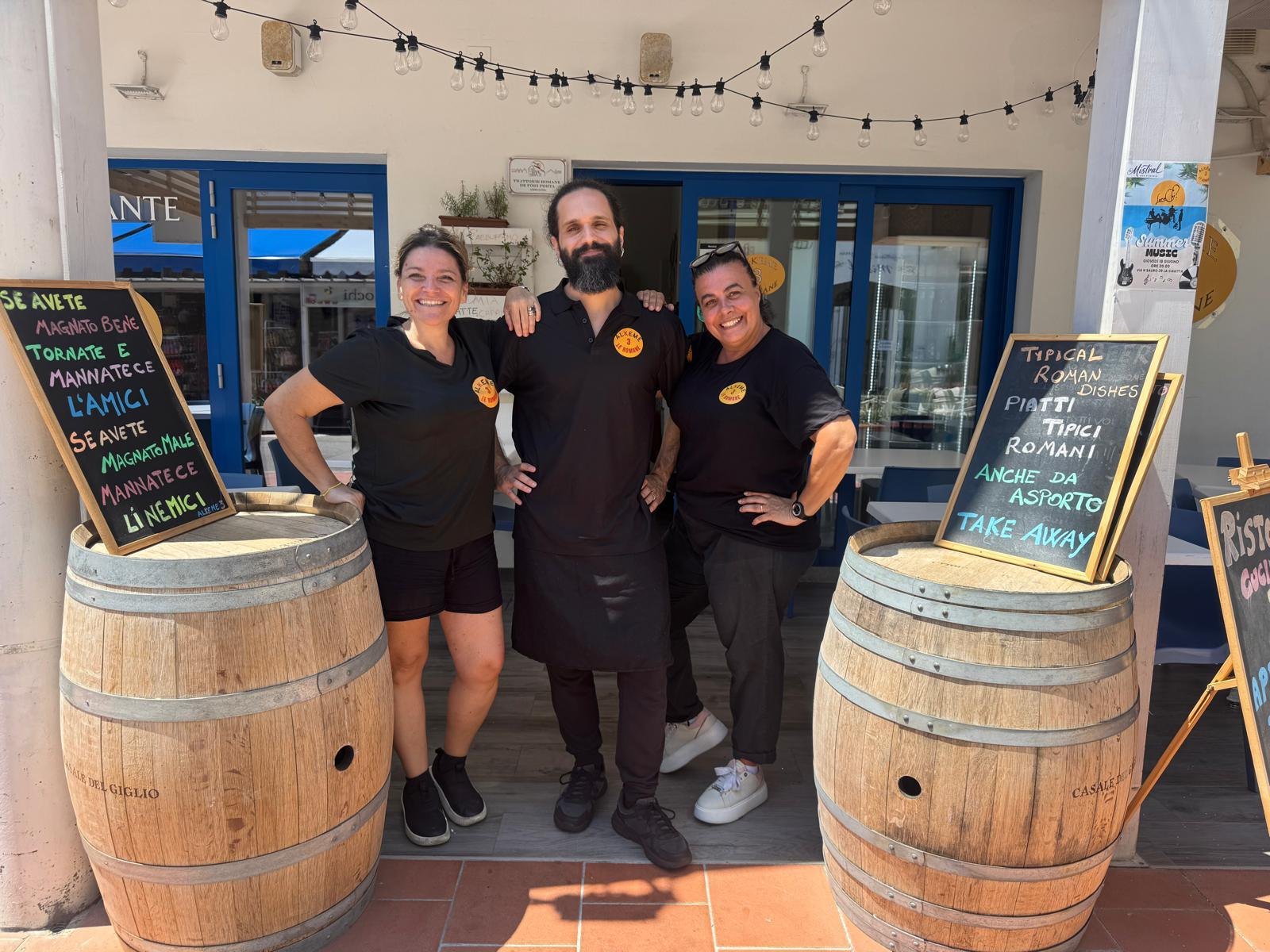 Lo staff di Alkeme 3 Le Romane davanti all'ingresso del locale a La Caletta